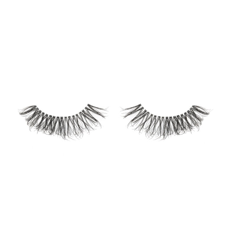 up close image of hayati lashes 777 natural fluffy and lightweight lasehs with an invisible band showing a pair of 777 lashes